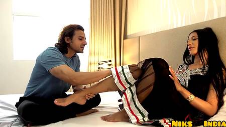 Индиец смотрит на ножки красотки и возбуждается