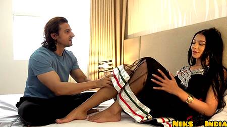 Индиец смотрит на ножки красотки и возбуждается