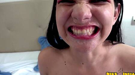 Индиец не удерживается и лижет ноги привлекательной подруги