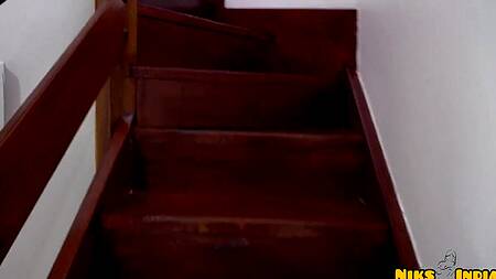 Индиец не удерживается и лижет ноги привлекательной подруги