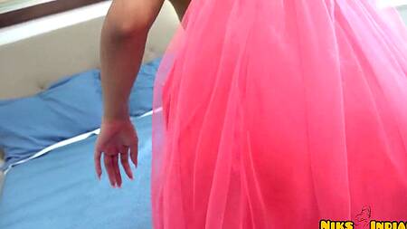 Индиец не удерживается и лижет ноги привлекательной подруги