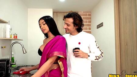 Индийская красотка ласкает большой хуй и соглашается на еблю