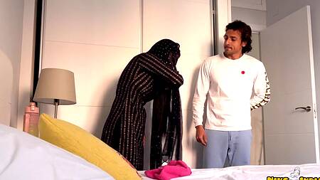 Наказал сексом красивую индийскую девку за воровство