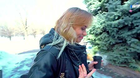 Встретил в парке любимую порнозвезду и развел её на секс