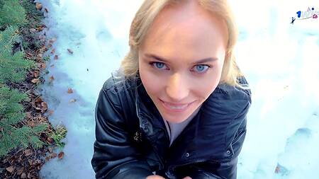 Встретил в парке любимую порнозвезду и развел её на секс