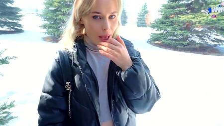 Встретил в парке любимую порнозвезду и развел её на секс