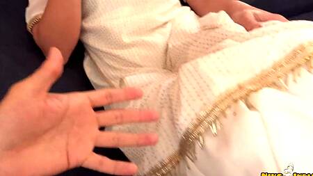 Девушка напряжена, поэтому доктор мастурбирует её киску