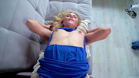 У сводной сестры давно не было секса, поэтому она практикуется