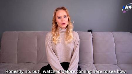 Русская красотка стесняется на кастинге лишь первые минуты