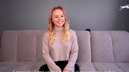 Русская красотка стесняется на кастинге лишь первые минуты