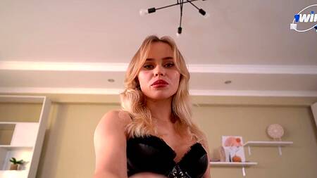 Дрочит на развратные фотки мачехи, а потом ебет её