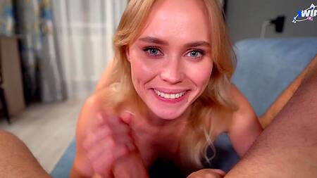 Мачеха включила порно и соблазнила на секс