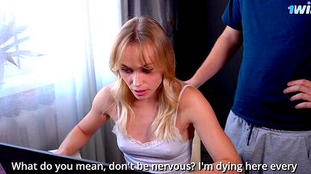 Игра заставляет сводную сестру злится, ей нужно расслабиться