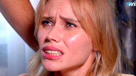 Игра заставляет сводную сестру злится, ей нужно расслабиться