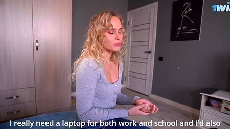 Помогает подруге девушки выбрать ноутбук и заодно ебет её