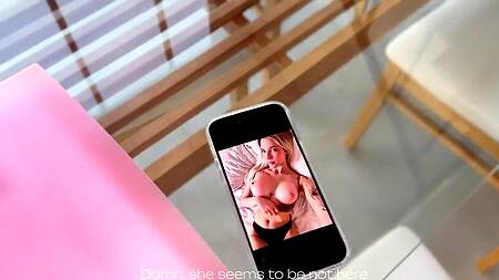 Подрочил на нюдсы подруги и трахнул её на столе