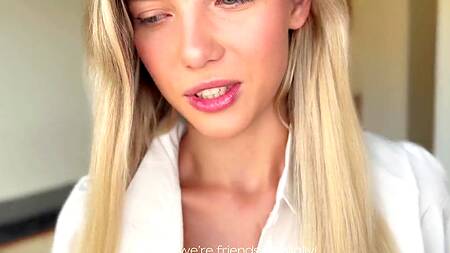 Подрочил на нюдсы подруги и трахнул её на столе