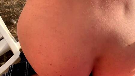 Трахнул красотку на крыльце дома и во дворе