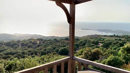 Трахнул красотку на крыльце дома и во дворе