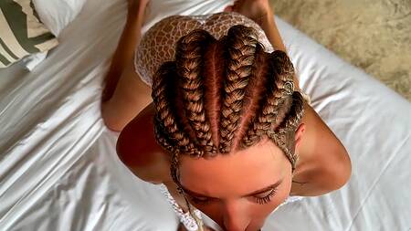 Блондинка не может терпеть, ей хочется на член