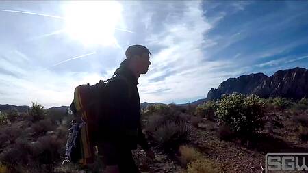 Красотка во время похода предлагает трахнуться на природе