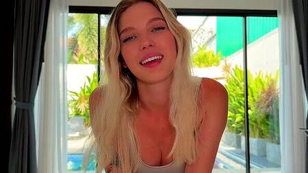 Красивая подруга девушки трахается с парнем на отдыхе