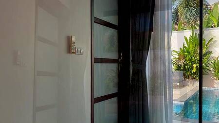 Красивая подруга девушки трахается с парнем на отдыхе