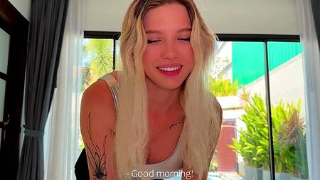 Красивая подруга девушки трахается с парнем на отдыхе