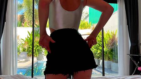 Красивая подруга девушки трахается с парнем на отдыхе