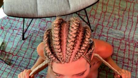 Выбрал одну из подруг и повел её трахаться в номер