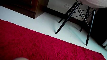 Выбрал одну из подруг и повел её трахаться в номер