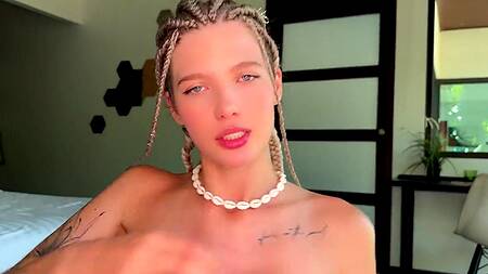 Выбрал одну из подруг и повел её трахаться в номер