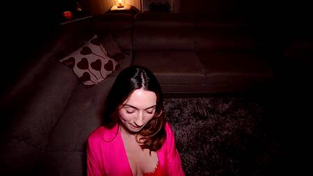 Заблудился и застал красотку в красном белье за мастурбацией