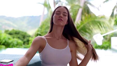 Красотка возбудилась и соблазнила работника отеля