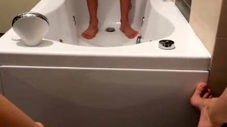 Парень принимает душ, а телка на него дрочит