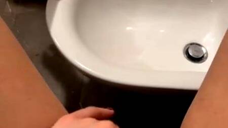 Парень принимает душ, а телка на него дрочит