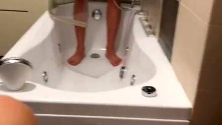 Парень принимает душ, а телка на него дрочит