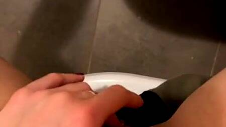 Парень принимает душ, а телка на него дрочит