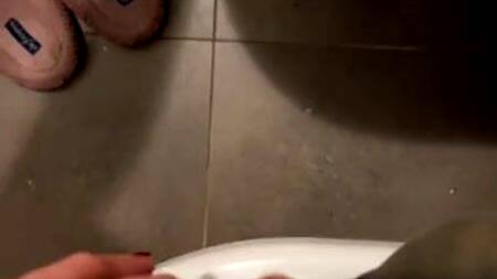 Парень принимает душ, а телка на него дрочит