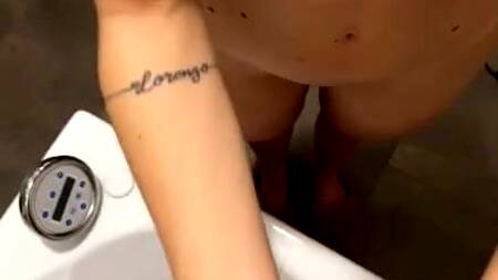 Парень принимает душ, а телка на него дрочит