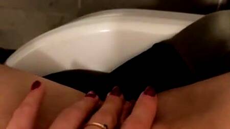 Парень принимает душ, а телка на него дрочит