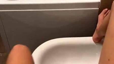 Парень принимает душ, а телка на него дрочит