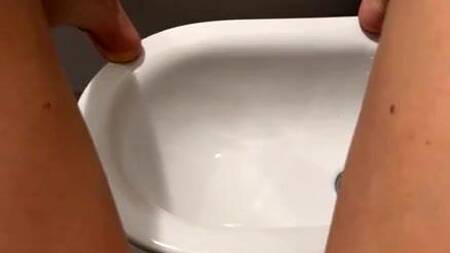 Парень принимает душ, а телка на него дрочит