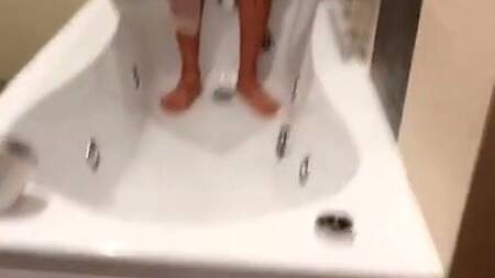 Парень принимает душ, а телка на него дрочит