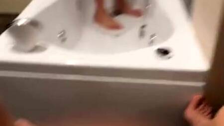 Парень принимает душ, а телка на него дрочит