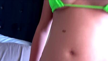 Поехал на море с 18-летней и трахает её в гостинице