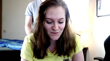 Увидел что падчерица дрочит на видео игру и трахнул её раком