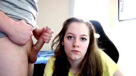 Увидел что падчерица дрочит на видео игру и трахнул её раком