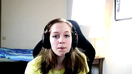 Увидел что падчерица дрочит на видео игру и трахнул её раком