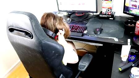 Увидел что падчерица дрочит на видео игру и трахнул её раком